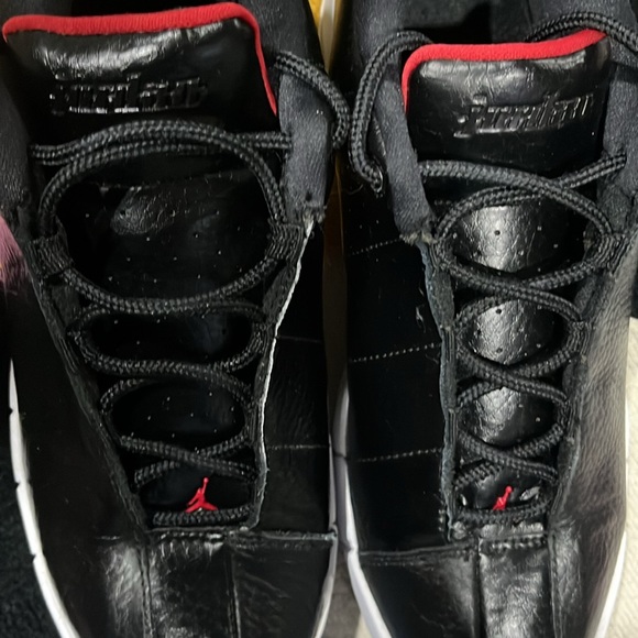 Gently used air Jordan for men blanket and red in mint condition and well kept - Picture 7 of 7